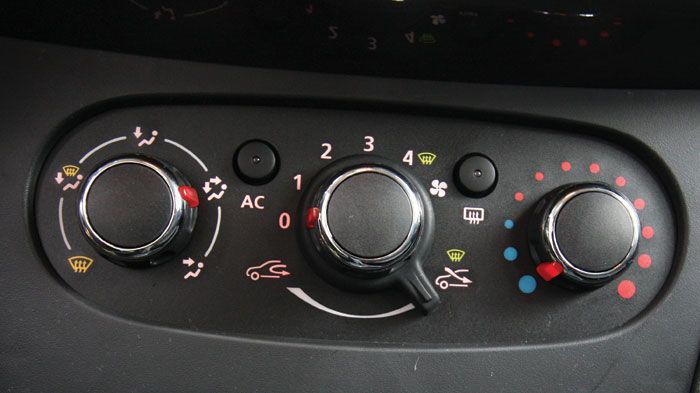 Το εσωτερικό του Dacia Sandero έχει βελτιωθεί σημαντικά σε ποιότητα και φινίρισμα κάτι που αντιλαμβάνεσαι τόσο οπτικά, όσο και με το άγγιγμα των χειρι